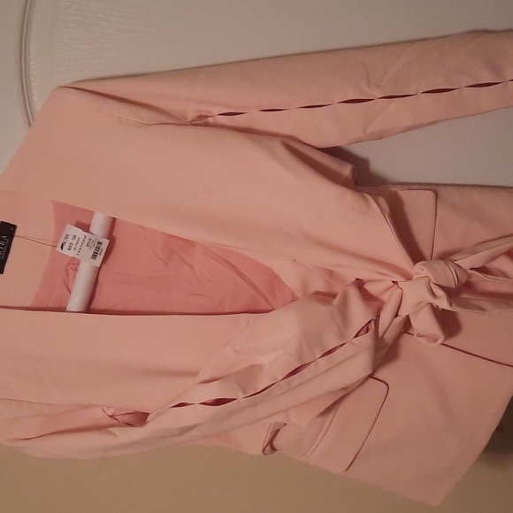 A jacket - Picture 3 of 6